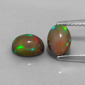 カラットの天然マルチカラーチョコレートオパール（7.1×5.1 mm・オーバルカット）