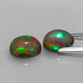 カラットの天然マルチカラーチョコレートオパール（7.1×5.1 mm・オーバルカット）