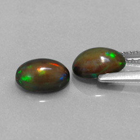 カラットの天然マルチカラーチョコレートオパール（7×5.1 mm・オーバルカット）