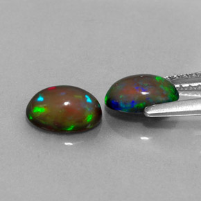 カラットの天然マルチカラーチョコレートオパール（6.9×5 mm・オーバルカット）