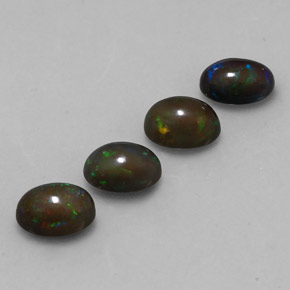 2.39カラットの天然マルチカラーチョコレートオパール（7.1×5.1 mm・オーバルカット）