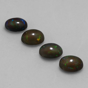 2.39カラットの天然マルチカラーチョコレートオパール（7.1×5.1 mm・オーバルカット）