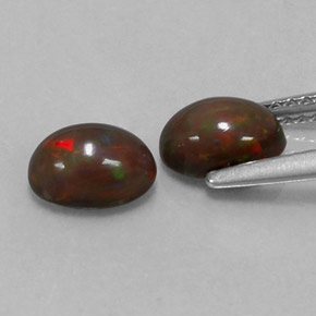 カラットの天然マルチカラーチョコレートオパール（7.1×5.1 mm・オーバルカット）
