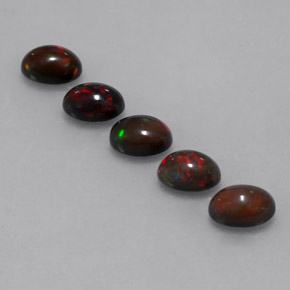 2.71カラットの天然マルチカラーチョコレートオパール（7×5.1 mm・オーバルカット）