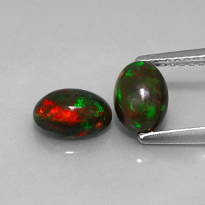 カラットの天然マルチカラーチョコレートオパール（7.1×5 mm・オーバルカット）