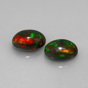 カラットの天然マルチカラーチョコレートオパール（7.1×5 mm・オーバルカット）