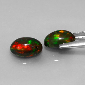 カラットの天然マルチカラーチョコレートオパール（7.1×5 mm・オーバルカット）