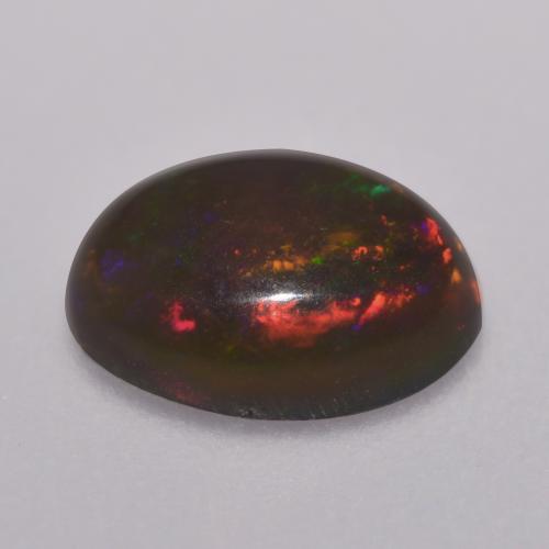 0.67カラットの天然マルチカラーチョコレートオパール（8×6.1 mm・オーバルカット）