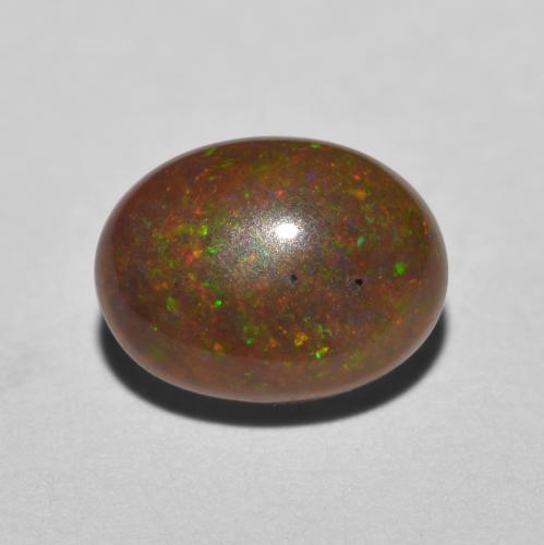 0.85カラットの天然マルチカラーチョコレートオパール（8×6.1 mm・オーバルカット）