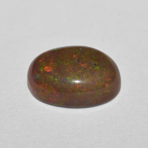 0.85カラットの天然マルチカラーチョコレートオパール（8×6.1 mm・オーバルカット）