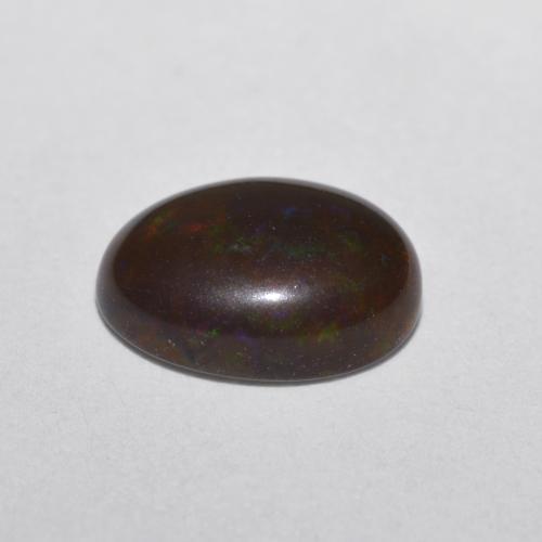 0.52カラットの天然マルチカラーチョコレートオパール（8×5.8 mm・オーバルカット）