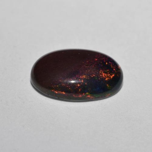 0.80カラットの天然マルチカラーチョコレートオパール（8.9×6 mm・オーバルカット）