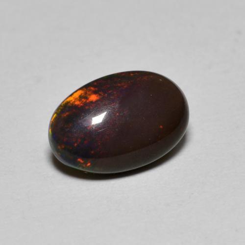 0.80カラットの天然マルチカラーチョコレートオパール（9×6 mm・オーバルカット）