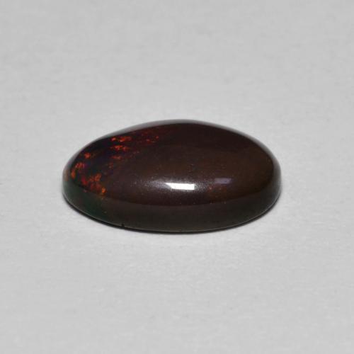 0.80カラットの天然マルチカラーチョコレートオパール（9×6 mm・オーバルカット）