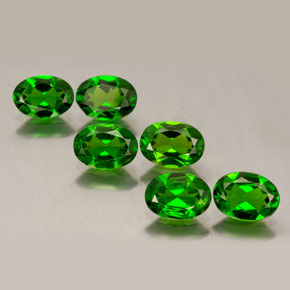 カラットの天然グリーンクロムダイオプサイド（7×5.2 mm・オーバルカット）