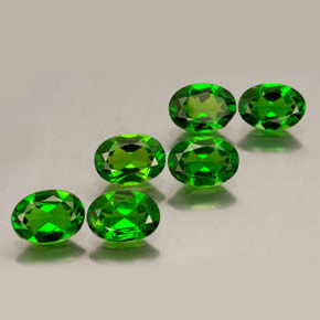 カラットの天然グリーンクロムダイオプサイド（7×5.2 mm・オーバルカット）
