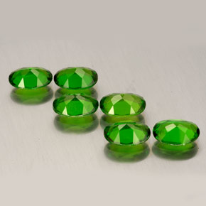 カラットの天然グリーンクロムダイオプサイド（7×5.2 mm・オーバルカット）