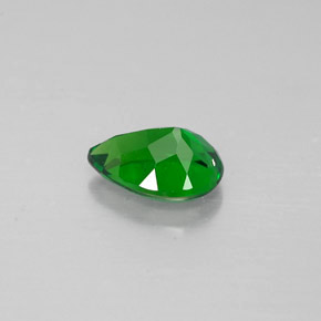 0.64カラットの天然グリーンクロムダイオプサイド（6.6×4.6 mm・洋梨の形）