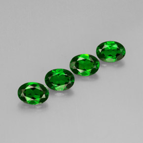 カラットの天然グリーンクロムダイオプサイド（7×5.2 mm・オーバルカット）