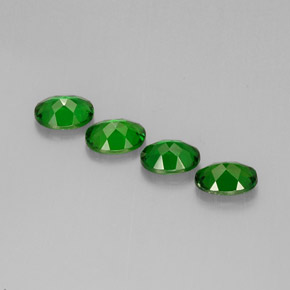 カラットの天然グリーンクロムダイオプサイド（7×5.2 mm・オーバルカット）