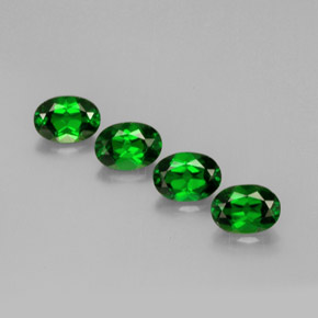 カラットの天然グリーンクロムダイオプサイド（7.1×5 mm・オーバルカット）