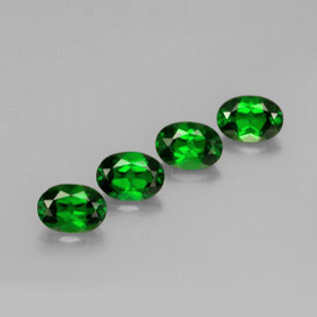 カラットの天然グリーンクロムダイオプサイド（7.1×5 mm・オーバルカット）