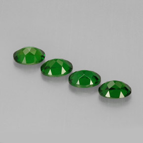 カラットの天然グリーンクロムダイオプサイド（7.1×5 mm・オーバルカット）