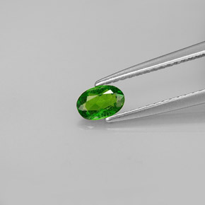 0.26カラットの天然グリーンクロムダイオプサイド（5.3x3.6 mm・オーバルカット）