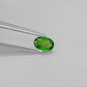 0.26カラットの天然グリーンクロムダイオプサイド（5.3x3.6 mm・オーバルカット）