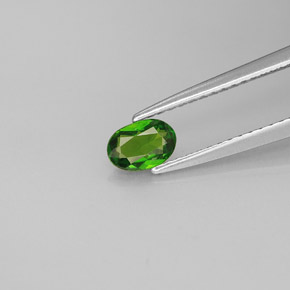 0.36カラットの天然グリーンクロムダイオプサイド（5.6×3.8 mm・オーバルカット）