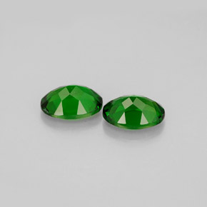 カラットの天然グリーンクロムダイオプサイド（7×5.1 mm・オーバルカット）