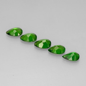 カラットの天然グリーンクロムダイオプサイド（7×5 mm・洋梨の形）