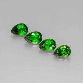 カラットの天然グリーンクロムダイオプサイド（7×5 mm・洋梨の形）