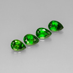 カラットの天然グリーンクロムダイオプサイド（7×5 mm・洋梨の形）