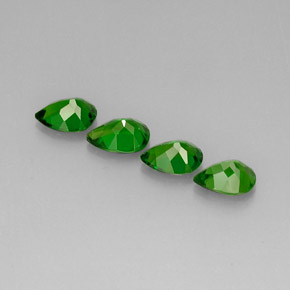 カラットの天然グリーンクロムダイオプサイド（7×5 mm・洋梨の形）