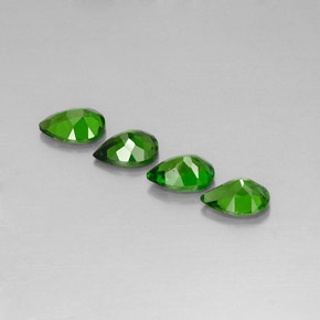 カラットの天然グリーンクロムダイオプサイド（7×5 mm・洋梨の形）