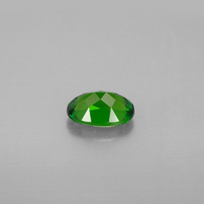 0.84カラットの天然グリーンクロムダイオプサイド（7.1×5 mm・オーバルカット）