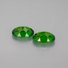 カラットの天然グリーンクロムダイオプサイド（7×5.1 mm・オーバルカット）