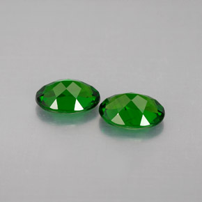カラットの天然グリーンクロムダイオプサイド（7×5.1 mm・オーバルカット）