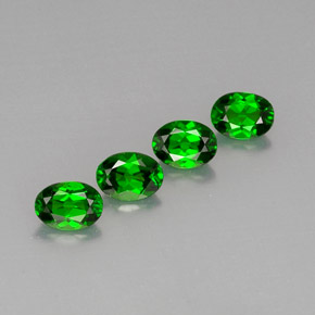 カラットの天然グリーンクロムダイオプサイド（7×5.1 mm・オーバルカット）