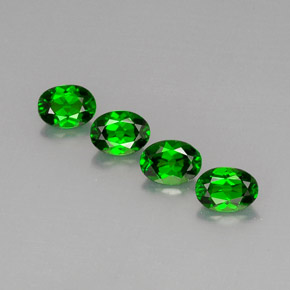 カラットの天然グリーンクロムダイオプサイド（7×5.1 mm・オーバルカット）