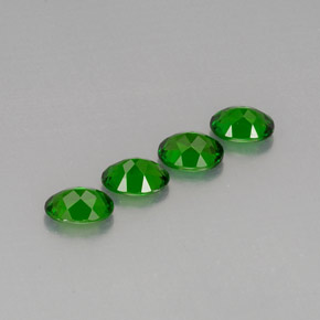 カラットの天然グリーンクロムダイオプサイド（7×5.1 mm・オーバルカット）