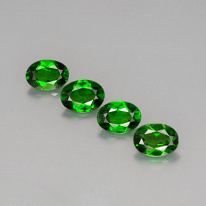 カラットの天然グリーンクロムダイオプサイド（7.1×5.2 mm・オーバルカット）