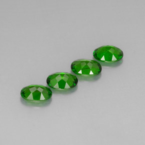 カラットの天然グリーンクロムダイオプサイド（7.1×5.2 mm・オーバルカット）