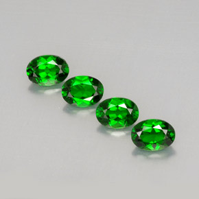 カラットの天然グリーンクロムダイオプサイド（7×5.2 mm・オーバルカット）
