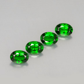 カラットの天然グリーンクロムダイオプサイド（7×5.2 mm・オーバルカット）
