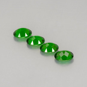 カラットの天然グリーンクロムダイオプサイド（7×5.2 mm・オーバルカット）
