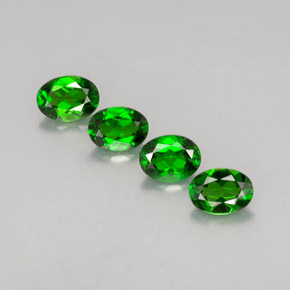 カラットの天然グリーンクロムダイオプサイド（6.9×5.2 mm・オーバルカット）