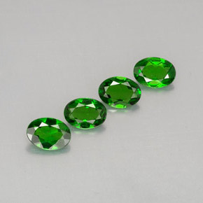 カラットの天然グリーンクロムダイオプサイド（7×5.1 mm・オーバルカット）