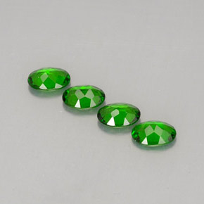 カラットの天然グリーンクロムダイオプサイド（7×5.1 mm・オーバルカット）